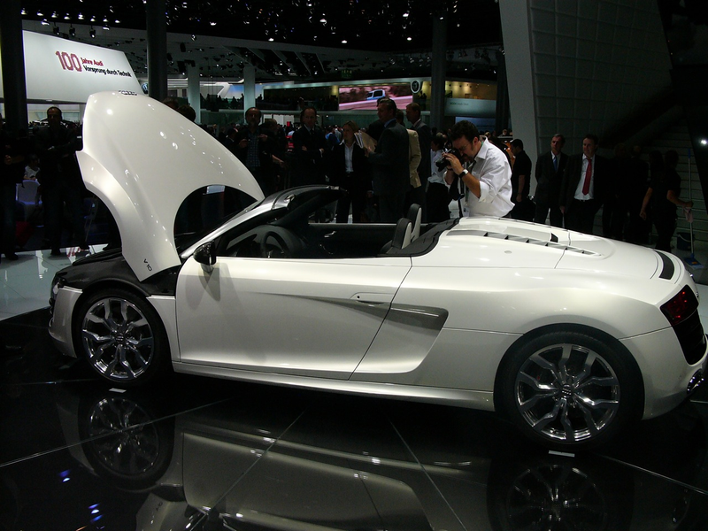 Illustration for article titled Audi R8 5.2 FSI Spyder: Live Photos